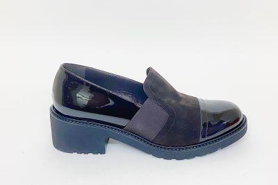 Pantofola con elastici in camoscio e vernice marrone € 195,00