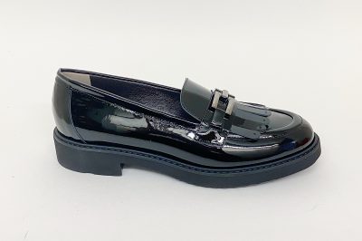 Mocassino con frangia in vernice nera € 205,00