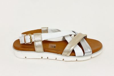 Sandalo da donna con borchie in pelle bianca e argento € 99,90