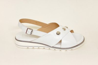 Sandalo da donna con borchie in pelle bianca € 105,00