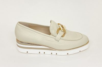 Mocassino da donna con accessorio in pelle beige € 165,00