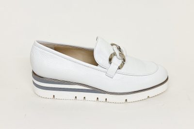 Mocassino da donna con accessorio in pelle bianca € 165,00