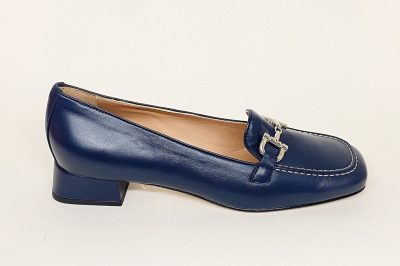 Mocassino con morsetto da donna in pelle blu € 185,00