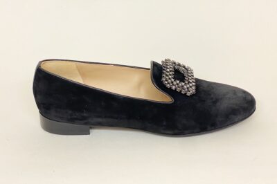 Pantofola da donna con accessorio in camoscio nero € 149,90