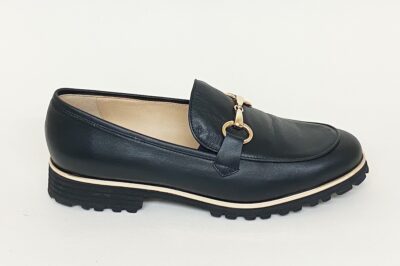 Mocassino da donna con accessorio in pelle nera € 165,00