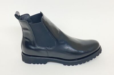 Stivaletto con elastici in pelle nera € 169,90