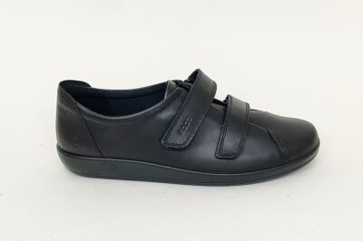 Sneaker da donna con strappi in pelle nera € 119,90