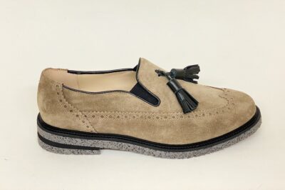 Mocassino da donna con nappine in camoscio tortora € 155,00