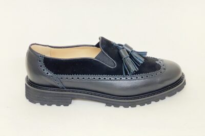 Mocassino da donna con nappine in camoscio e pelle nera € 155,00