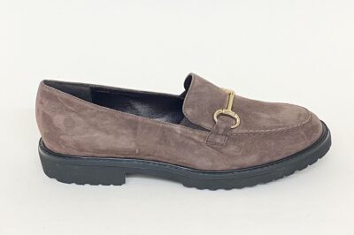 Pantofola da donna con accessorio in camoscio tortora € 179,90