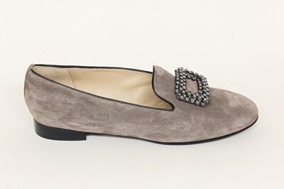 Pantofola da donna con accessorio in camoscio tortora € 149,90