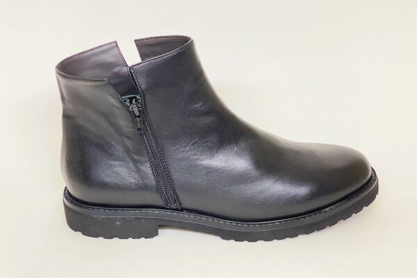 Stivaletto da donna con cerniere in pelle nera € 209,90