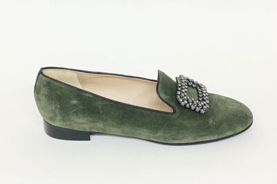 Pantofola da donna con accessorio in camoscio verde  € 149,90