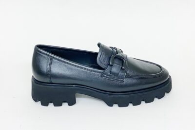 Mocassino da donna con accessorio in pelle nera fondo carrarmato  € 115,00