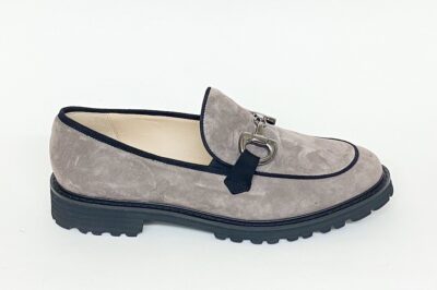 Mocassino da donna con accessorio in camoscio tortora € 165,00