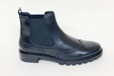 Stivaletto da donna con elastici e lavorazione in punta in pelle nera € 115,00