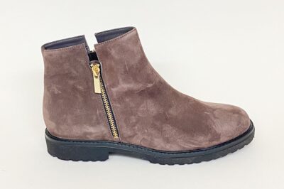 Stivaletto da donna con cerniere in camoscio tortora € 209,90