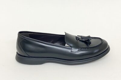 Mocassino da donna con nappine in pelle nera  € 165,00