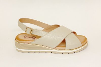 Sandalo da donna con fasce incrociate in pelle beige € 99,90