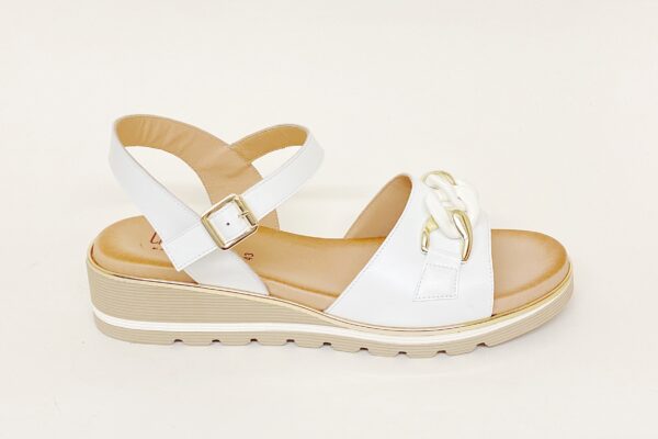 Sandalo da donna con catena in pelle bianca € 105,00