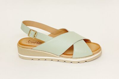 Sandalo da donna con fasce incrociate in pelle verde € 99,90