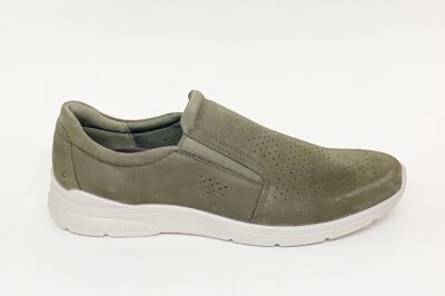 Pantofola da uomo con elastici in nabuk traforato verde € 119,90