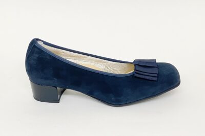 Scollata da donna con accessorio in camoscio blu tacco 4 cm € 139,90