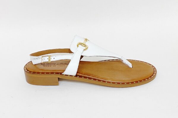 Sandalo infradito da donna con accessorio in pelle bianca € 109,90