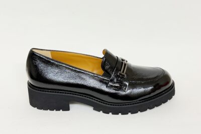 Mocassino da donna con accessorio in vernice nera fondo carrarmato € 195,00