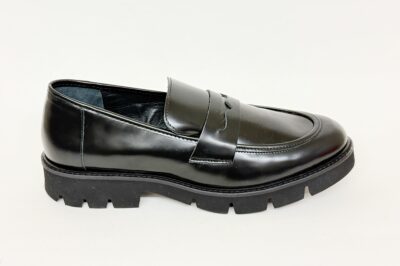 Mocassino da donna in pelle abrasivata nera fondo carrarmato € 149,90