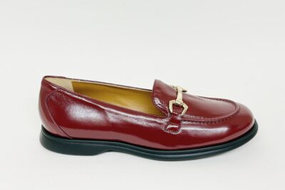 Mocassino da donna con accessorio in vernice bordeaux  € 185,00