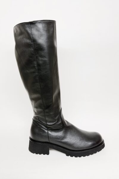 Stivaletto da donna  in pelle nera fondo carrarmato € 219,90