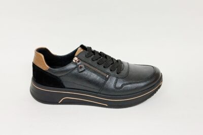 Sneaker da donna in pelle nera  € 130,00