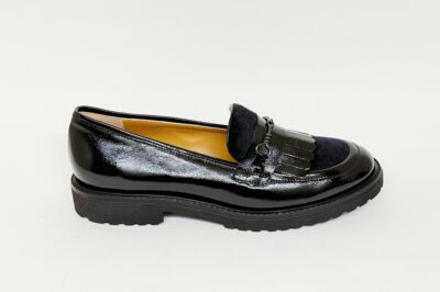 Mocassino da donna con frangia in vernice e camoscio nero € 195,00