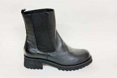 Stivaletto con elastici in pelle nera € 199,90