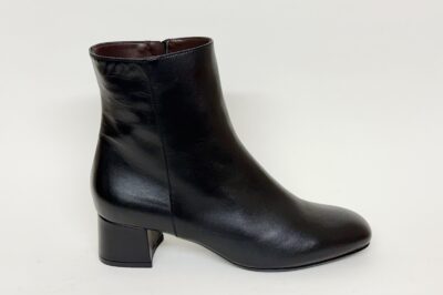 Stivaletto da donna in pelle nera tacco 5 cm € 219,90