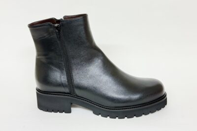 Stivaletto da donna con cerniere in pelle nera € 209,90