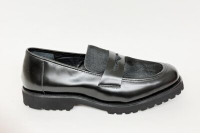 Mocassino da donna in pelle abrasivata e cavallino  nero fondo carrarmato € 149,90