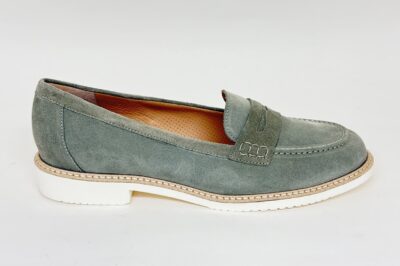 Mocassino da donna con nappine in camoscio salvia € 175,00
