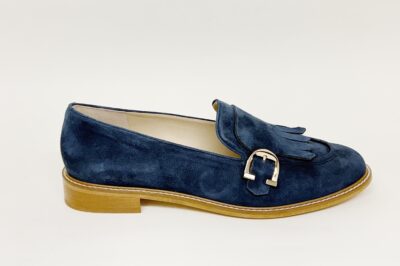 Mocassino da donna con frangia e fibbia in camoscio blu  € 169,90