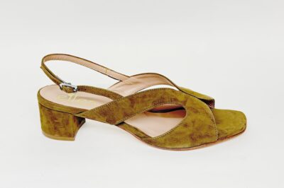Sandalo da donna in camoscio tabacco tacco 4 cm € 119,90