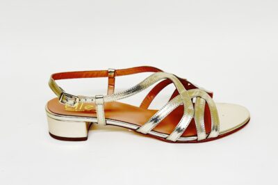 Sandalo da donna con listini in pelle platino € 119,90