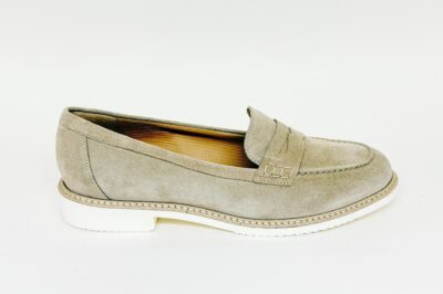 Mocassino da donna in camoscio beige € 175,00