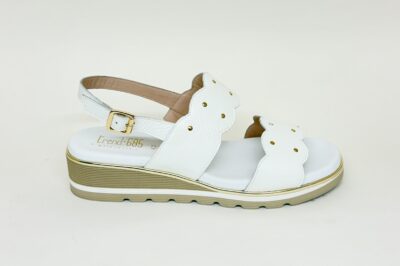 Sandalo da donna con borchie in pelle bianca € 109,90