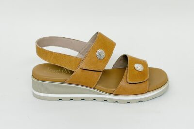 Sandalo da donna con strappi in pelle cuoio € 109,90