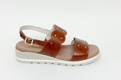 Sandalo da donna con borchie in pelle cuoio € 109,90