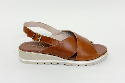 Sandalo da donna con fasce incrociate in pelle cuoio € 109,90