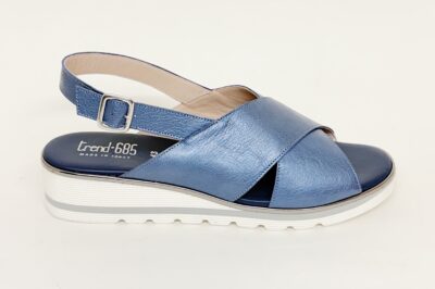 Sandalo da donna con fasce incrociate in pelle laminata blu € 109,90