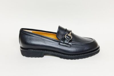 Mocassino da donna con accessorio in pelle nera fondo carrarmato € 189,90