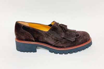 Mocassino da donna con frangia in camoscio testa di moro fondo carrarmato € 189,90